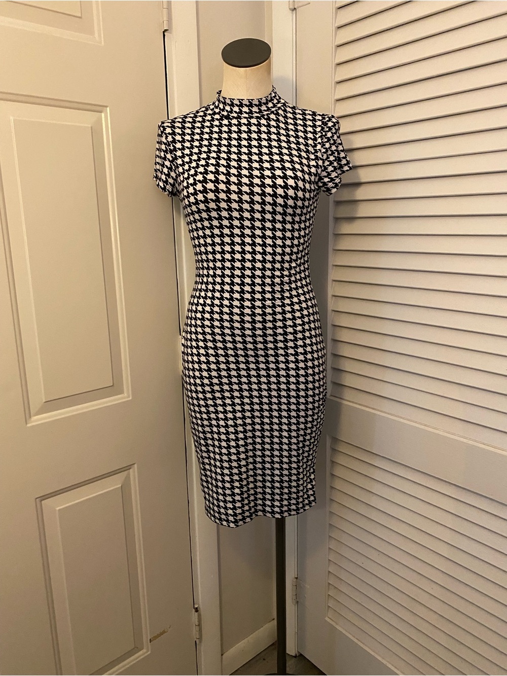 Black & White Houndstooth Mock-Neck Midi Dress- Size Large